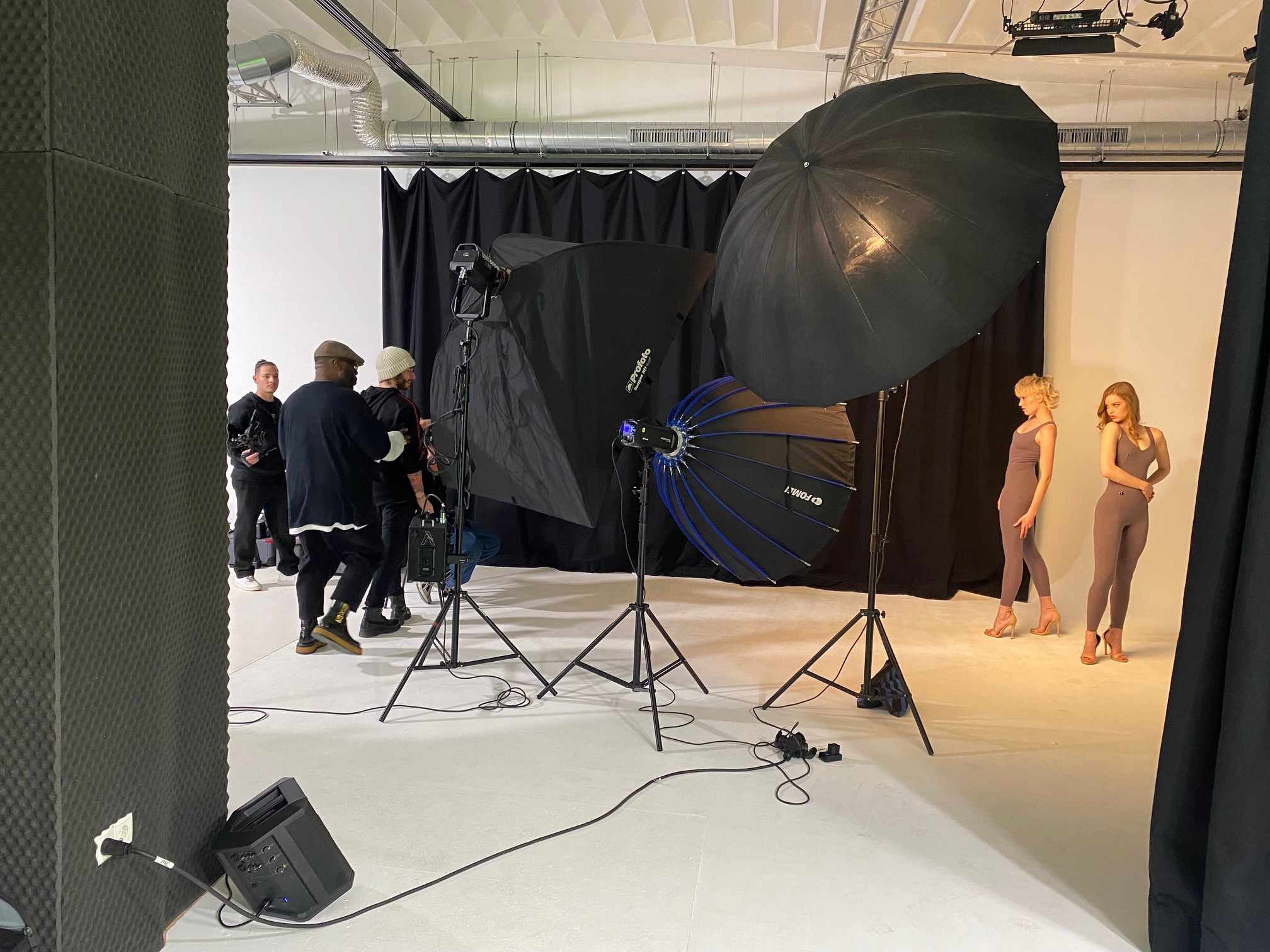 Fotoshooting mit zwei Models im Studio