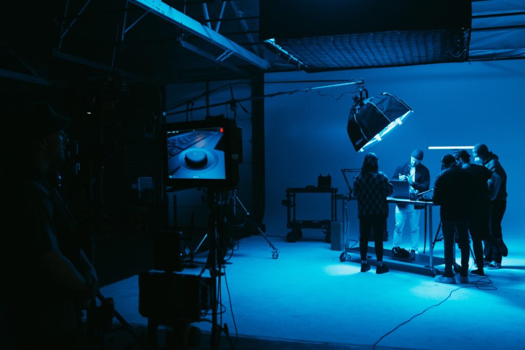 Filmcrew arbeitet am Set unter blauem Licht