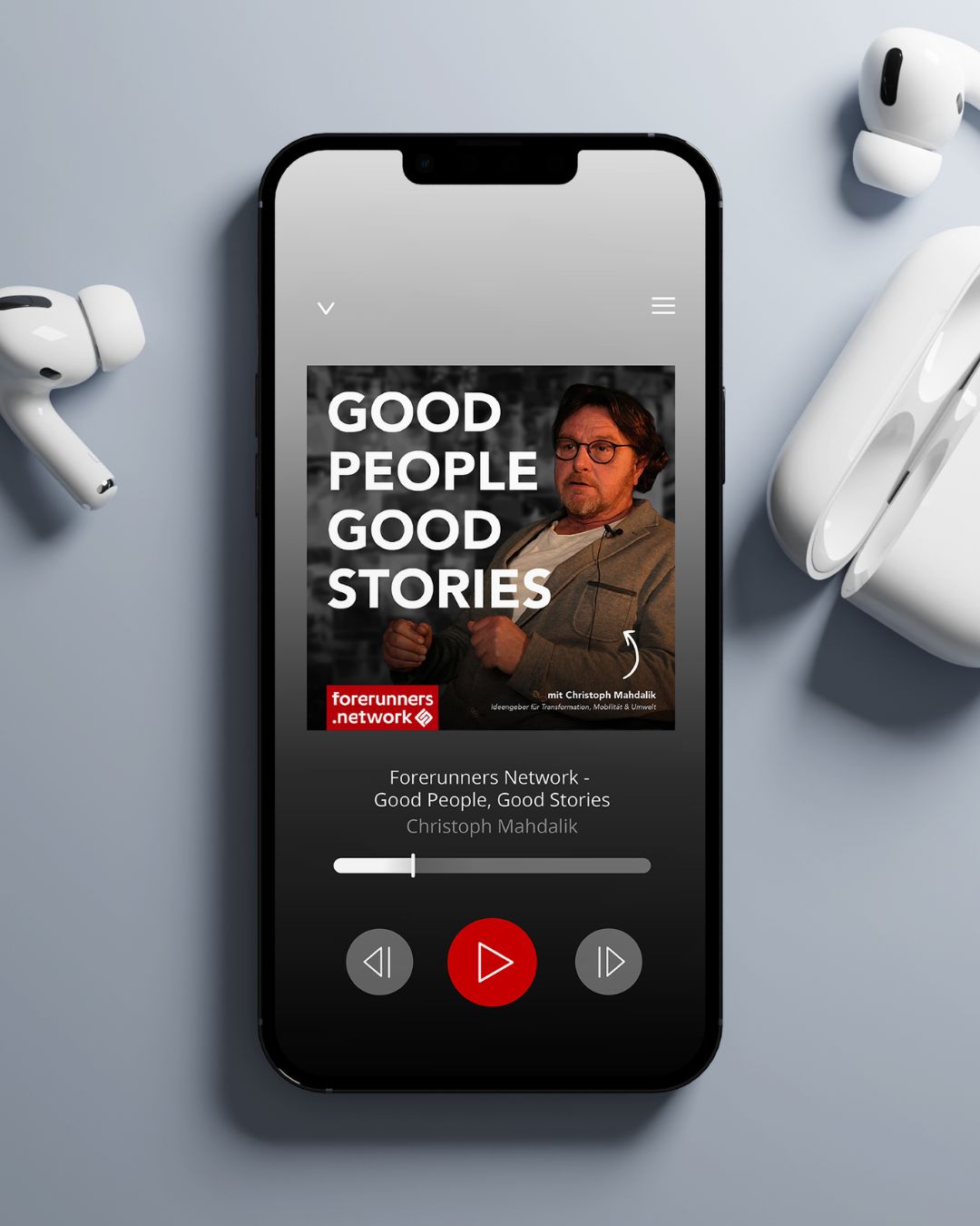 Podcast-Cover auf Smartphone mit drahtlosen Ohrhörern.