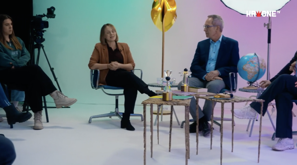 Diskussionsrunde mit fünf Personen im Studio