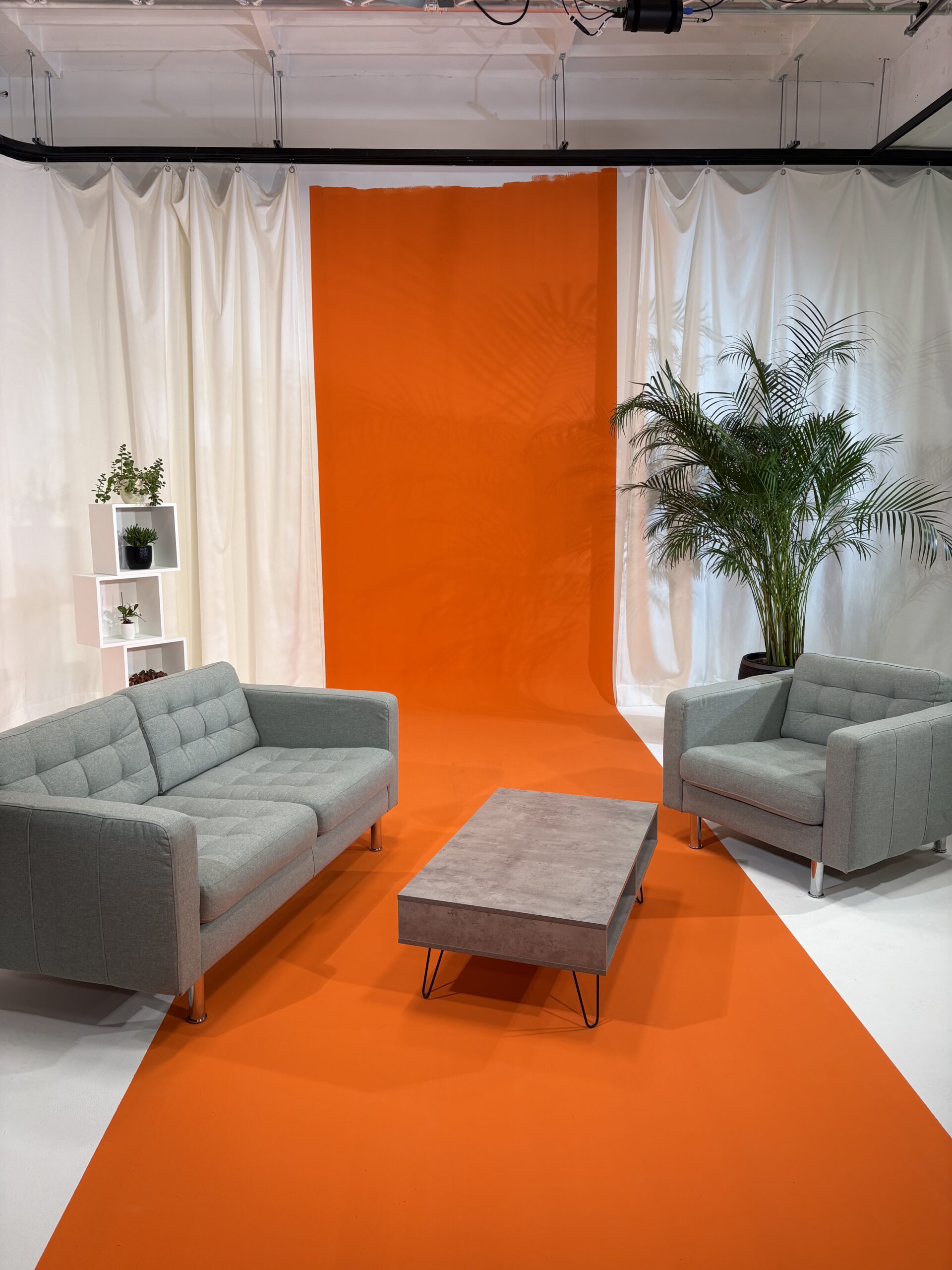 Moderne Wohnzimmermöbel auf orangenem Teppich