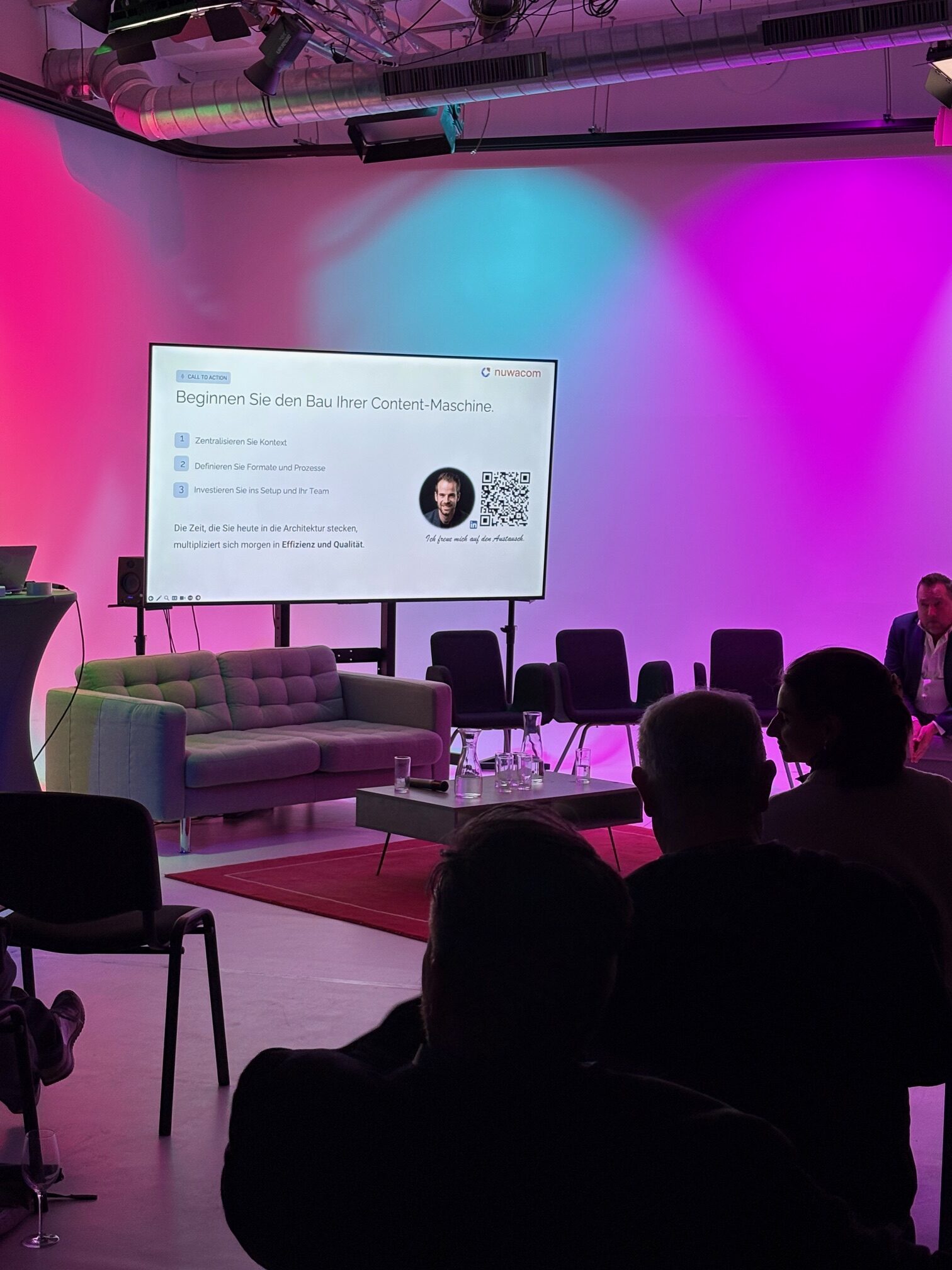 Präsentation über Content-Maschinen in einem Studio.