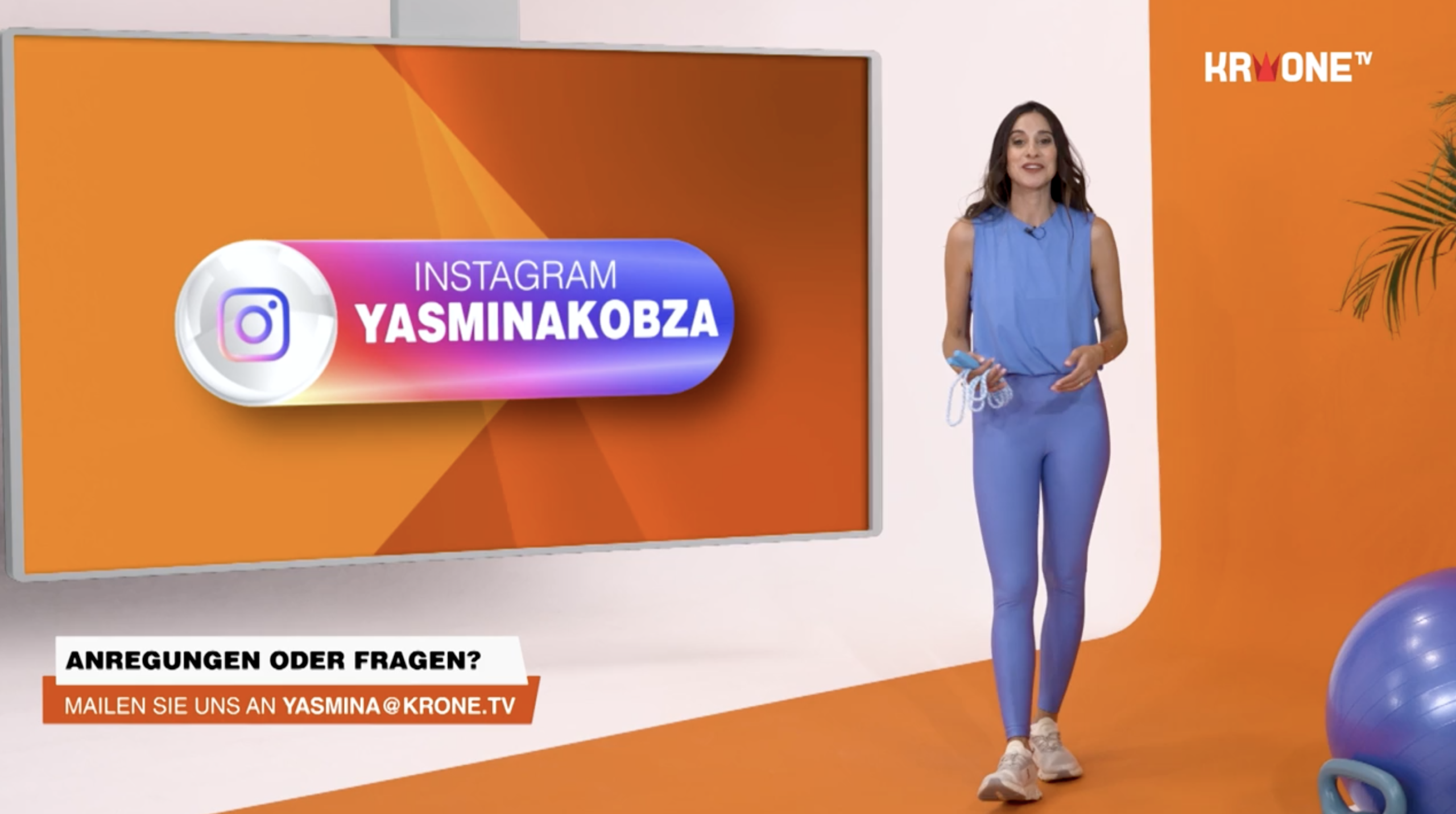 Frau in Sportkleidung vor Instagram-Bildschirm und Logo.