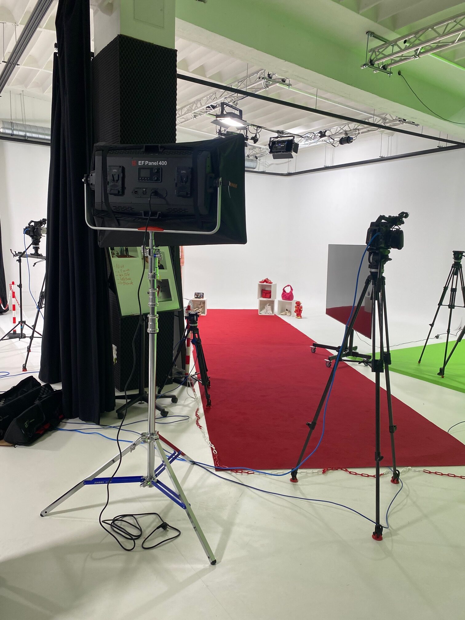 Filmstudio mit Kameras und rotem Teppich